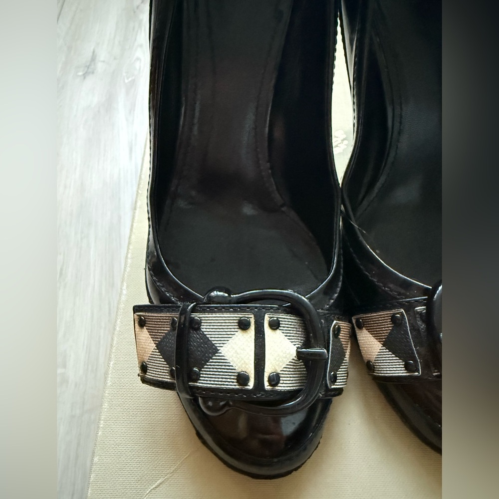 Burberry Black Patent Leather Pumps with Check Buckle. Size 36 - Picture 2 of 9